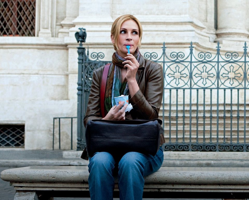 Η Julia Roberts στην ταινία Eat Pray Love υιοθετεί μια νέα φιλοσοφία απέναντι στη διατροφή και για έναν χρόνο εγκαταλείπει τα πάντα, ταξιδεύει, απολαμβάνει το φαγητό και ερωτεύεται ξανά τη ζωή. 