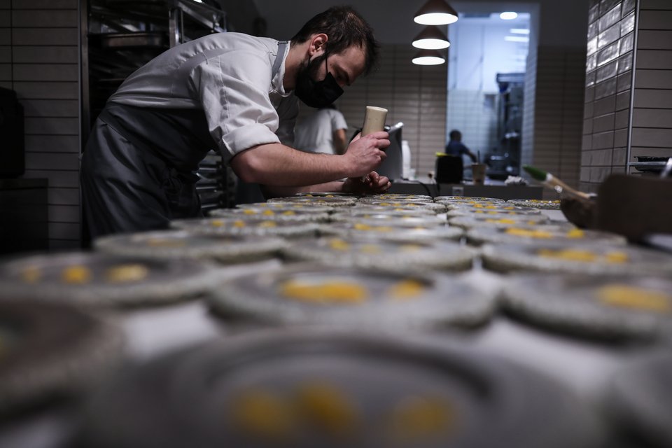 Ένας από τους βοηθούς του Τάσου Μαντή στην κουζίνα του Soil - Φωτογραφία: Δημήτρης Καπάνταης/Sooc για iefimerida.gr