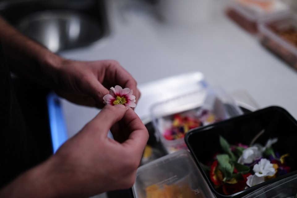 Προσεκτικά διαλεγμένα βρώσιμα λουλούδια από τον κήπο του Soil στο Αλεποχώρι στολίζουν τα πιάτα του Tάσου Μαντή - Φωτογραφία: Δημήτρης Καπάνταης/Sooc για iefimerida.gr