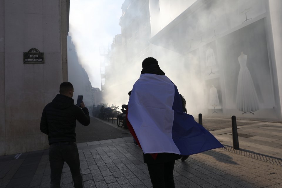 Δακρυγόνα στο Παρίσι / AP Photo/Adrienne Surprenant