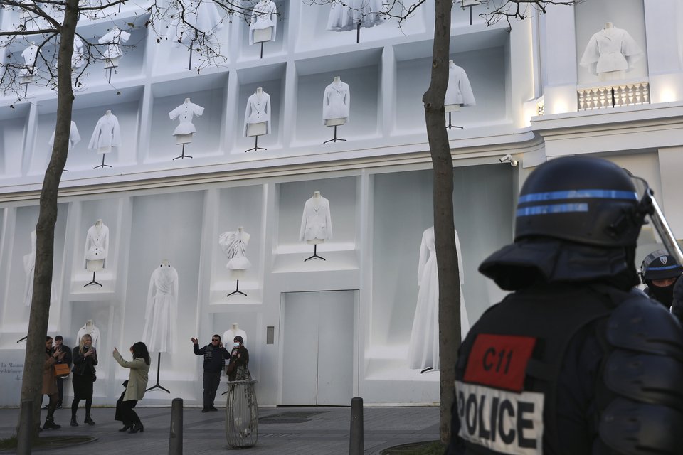 Δακρυγόνα στο Παρίσι / AP Photo/Adrienne Surprenant