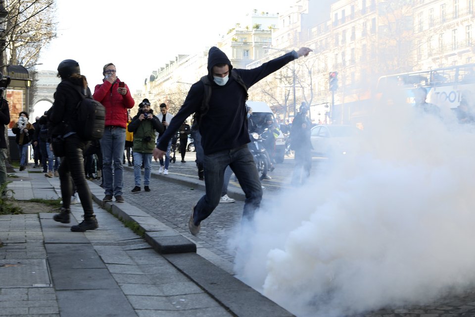 Δακρυγόνα στο Παρίσι / AP Photo/Adrienne Surprenant