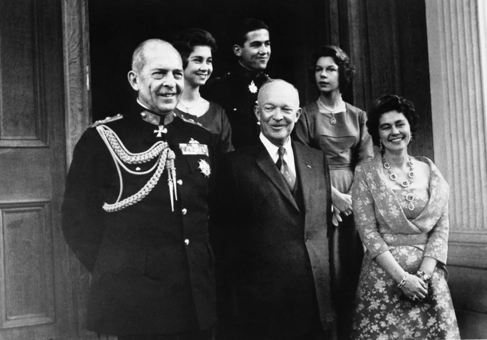 Παύλος και Φρειδερίκη, με τα παιδιά τους Σοφία, Ειρήνη και Κωνσταντίνο, στα ανάκτορα. Μαζί τους ο πρόεδρος Αϊζενχάουερ, το 1959 / Φωτογραφία: AP Images