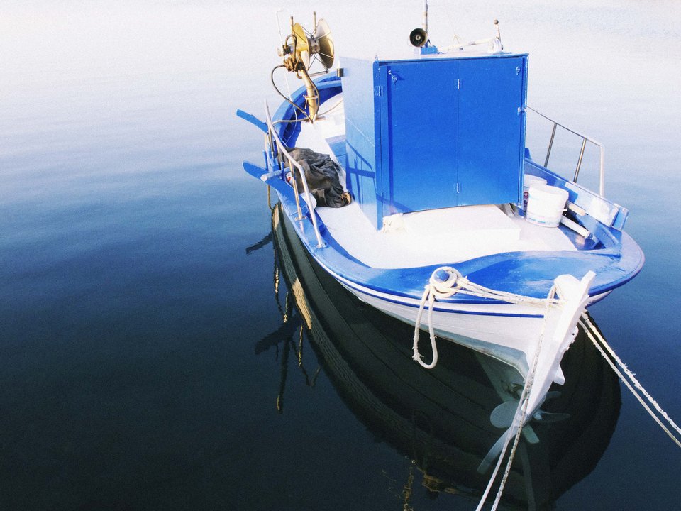 Ένα παλιό παραδοσιακό καϊκί μέσα από το φακό της Claire Lloyd - Φωτογραφία: Courtesy of Claire Lloyd