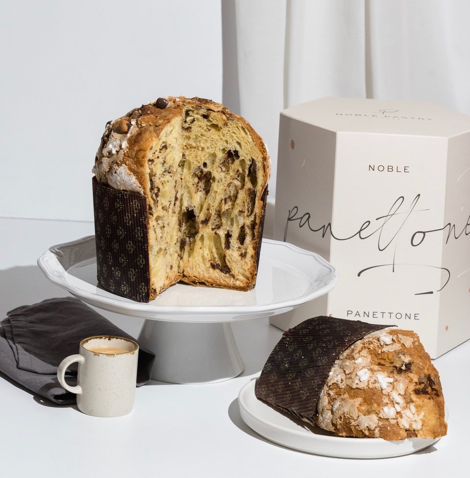To panettone του Madame Fraise με κάστανο κονφί και σοκολάτα είναι από τα πιο αφράτα και ωραιότερα στην Αθήνα. Αυτό το προϊόν των Ευγένιου Βαρδακαστάνη και Γιάννη Κίκιρα βοήθησε πολύ στο λανσάρισμα του Madame Fraise λίγο πριν τα Χριστούγεννα. Ωστόσο είναι ένα γλυκό που συνεχίζει να ελιναι best seller όλο το χρόνο.
