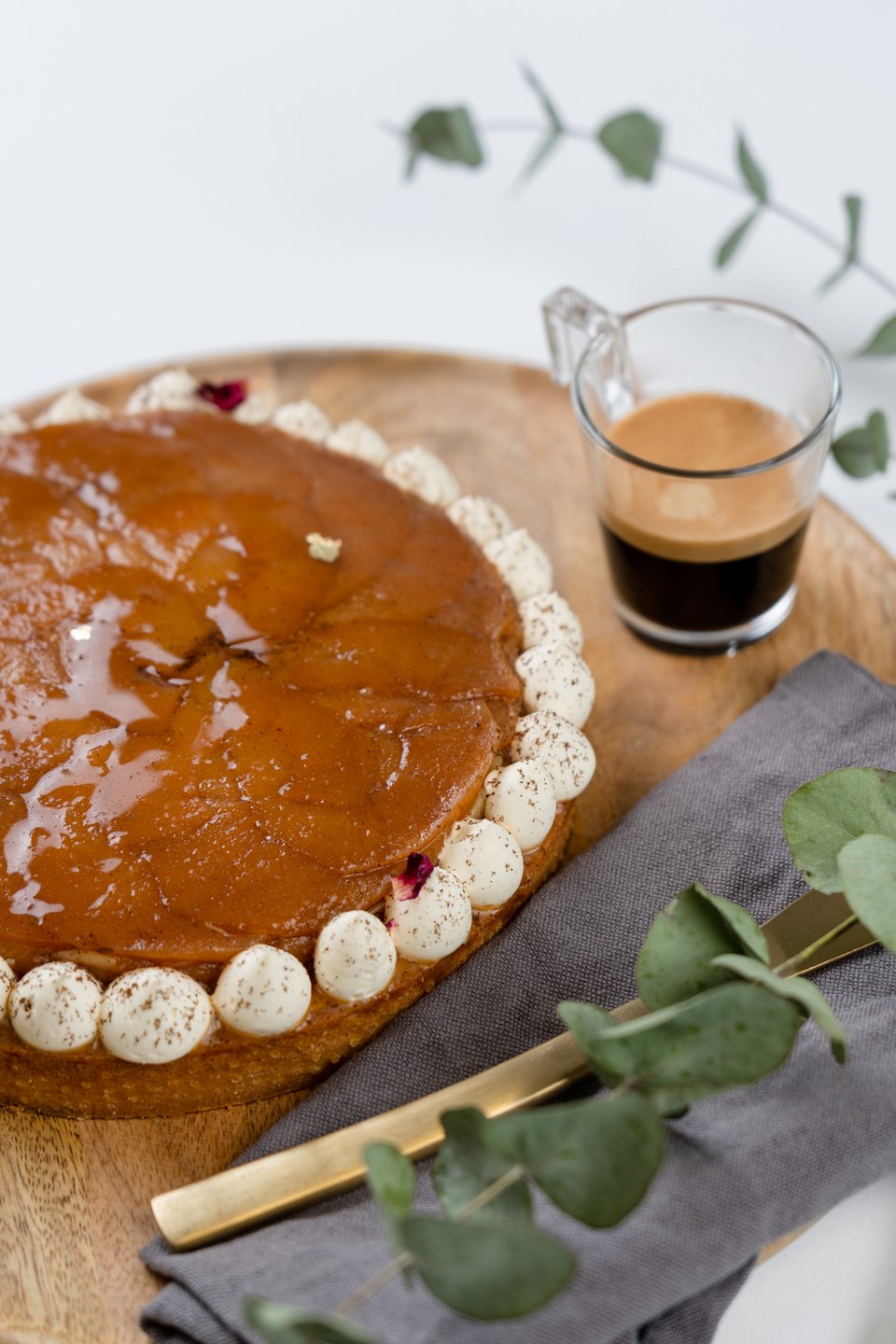 Tarte tartin της Madame Fraise με ψημένη κρέμα αμυγδάλου, κάρδαμο, λεμόνι και καραμελωμένα μήλα Golden.