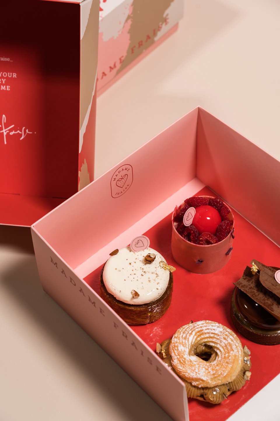 Το box Selection περιλαμβάνει 4 γλυκά (cheesecake, Paris Brest, τάρτα Vibrato, μιλφέιγ) και είναι το πιο πολυφωτογραφημένο από όλες τις δημιουργίες του Madame Fraise στο Instagram.