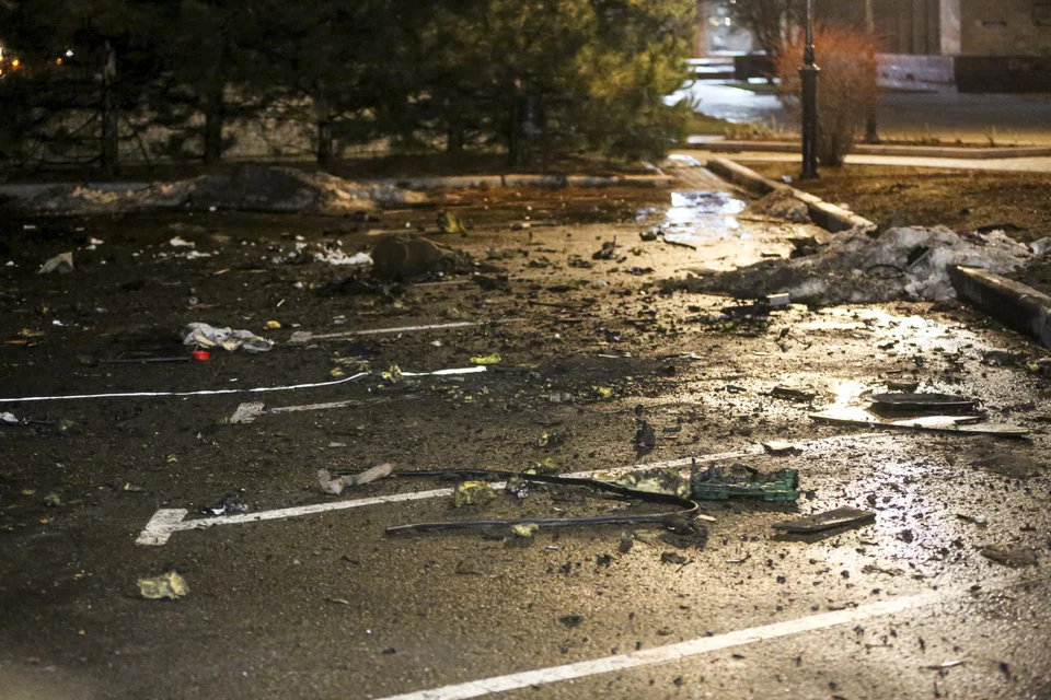 Συντρίμμια ανατιναχθέντος αυτοκινήτου στο ελεγχόμενο από τους φιλορώσους αυτονομιστές Ντονέτσκ