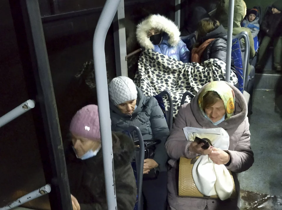 Kάτοικοι εγκαταλείπουν ελεγχόμενες από ρωσόφωνους αυτονομιστές περιοχές στην ανατολική Ουκρανία με λεωφορεία και αυτοκίνητα