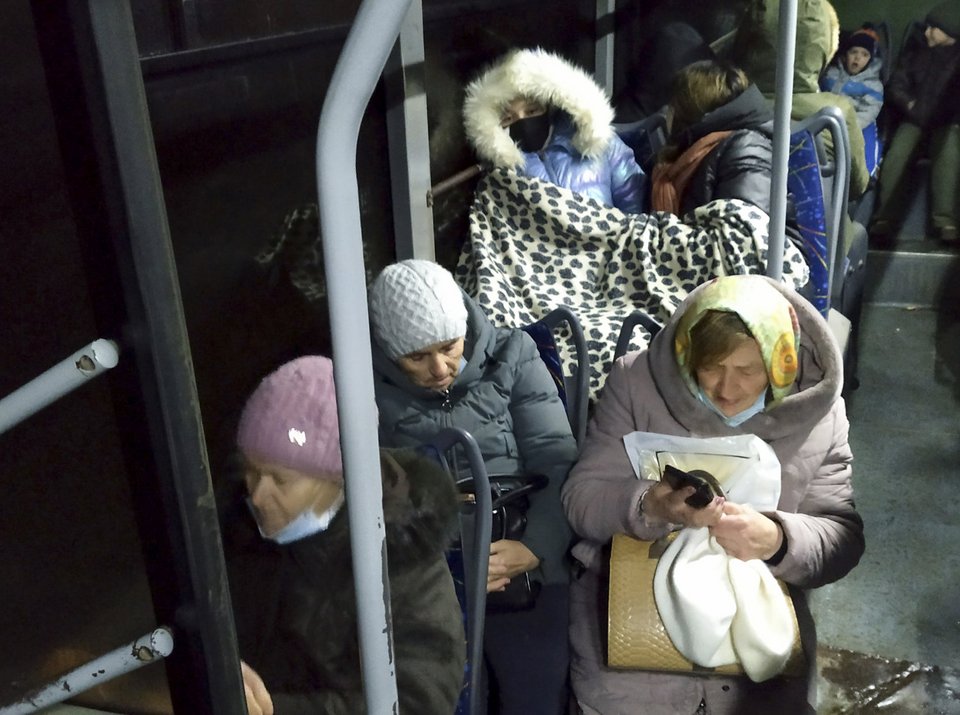 Kάτοικοι εγκαταλείπουν ελεγχόμενες από ρωσόφωνους αυτονομιστές περιοχές στην ανατολική Ουκρανία με λεωφορεία και αυτοκίνητα