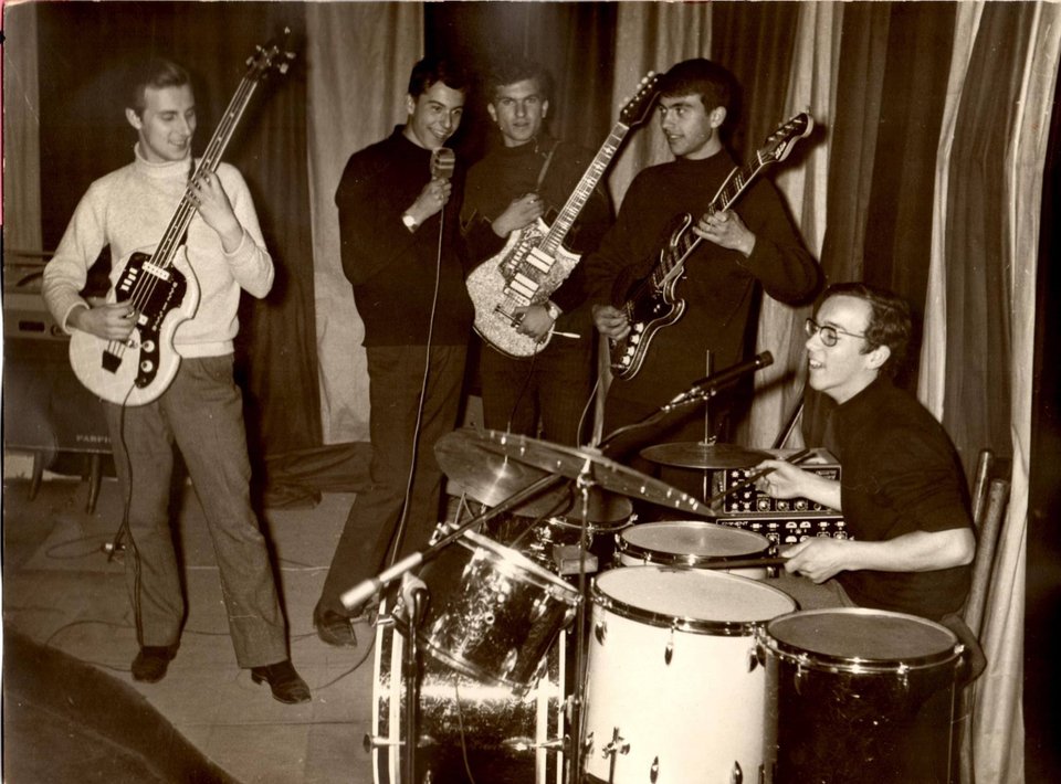 Οι νεαροί Rony and Those, στο κλαμπ Pussycat, 1966. Είναι το πρώτο γκρουπ του Νίκου Παπάζογλου, ο οποίος εμφανίζεται στη φωτογραφία, με την μαύρη κιθάρα, δεύτερος από δεξιά.