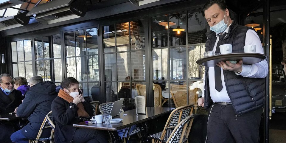 Οι μάσκες δεν είναι πλέον υποχρεωτικές σε εξωτερικούς χώρους στη Γαλλία