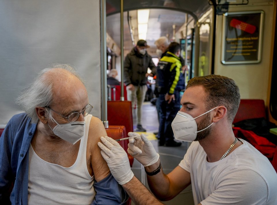 H Γερμανία επιτείνει την εκστρατεία εμβολιασμού, προτού αποφασίσει χαλάρωση των μέτρων