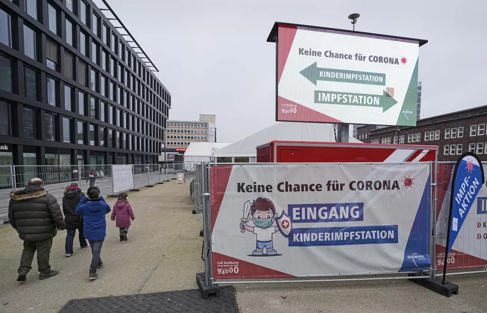 Εμβολιαστικό κέντρο για παιδιά στο Ντούισμπουργκ της Γερμανίας 