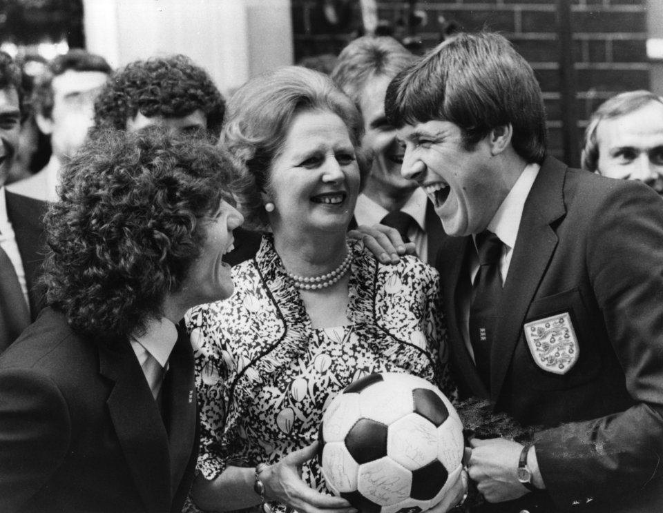 Emlyn Hughes και Kevin Keegan, με την Πρωθυπουργό στην 10 Downing Street. (Photo by David Levenson/Getty Images)