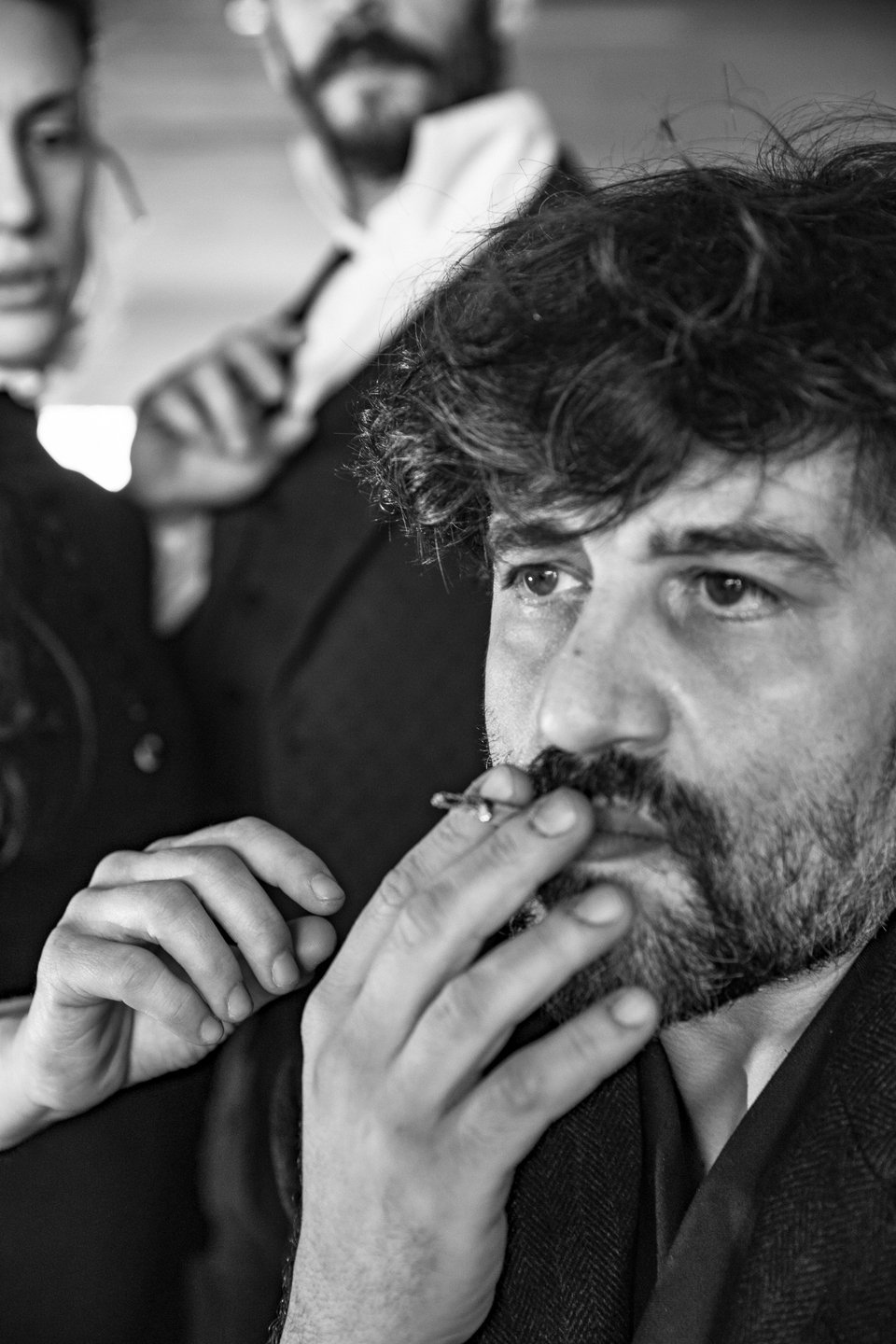 Ο Σίμος Κακάλας ερμηνεύει τον Γιανούλη Χαλεπά. Στη φωτογραφία με ένα από τα αποτσίγαρα που αγαπούσε να μαζεύει και καπνίζει ο γλύπτης. / Ανδρέας Σιμόπουλος