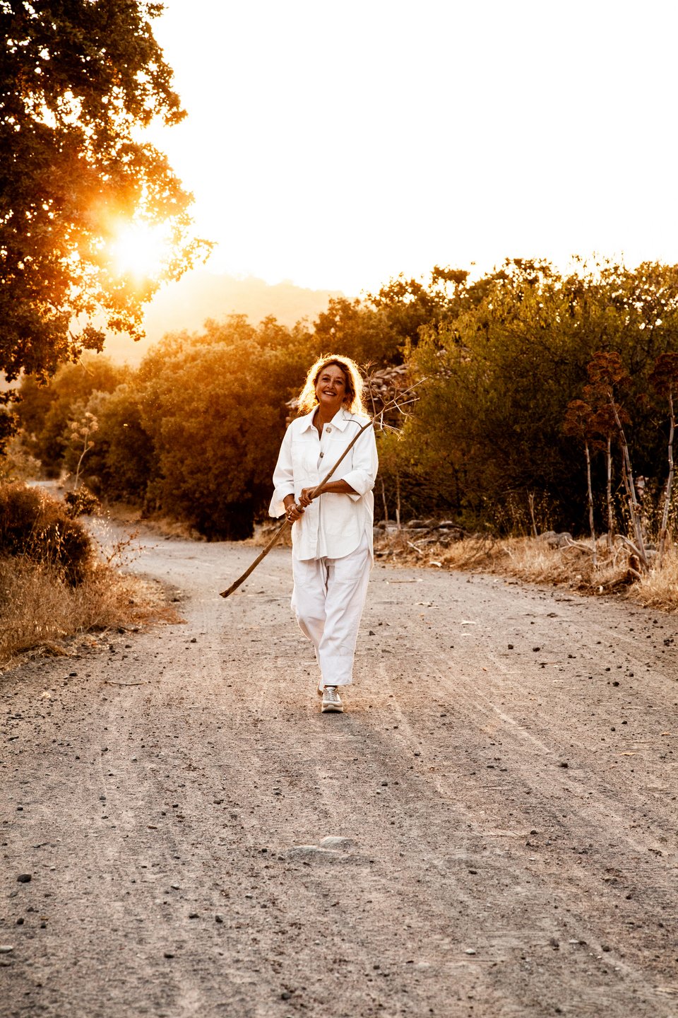 Φωτογραφία της Claire καθώς περπατά σε έναν χωματοδρομο στο υπέροχο πρωινό φως - Φωτογραφία: Courtesy of Claire Lloyd