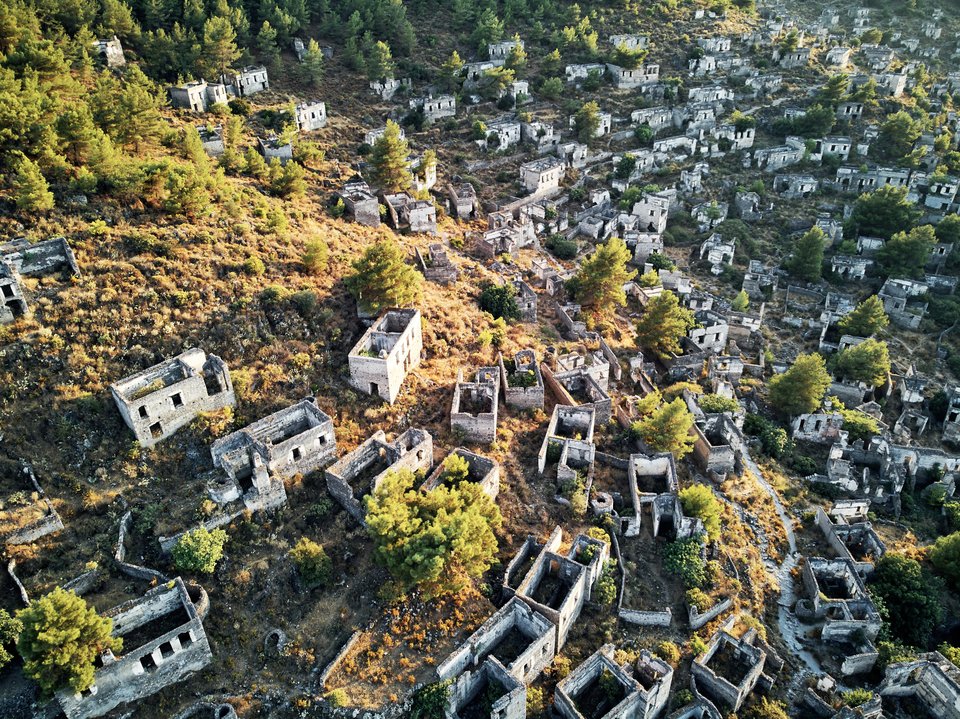 Σειρές από άδεια σπίτια στην τουρκική πόλη-φάντασμα Kayakoy