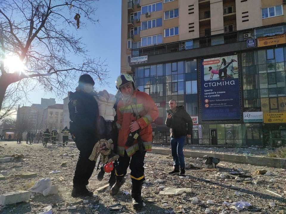 Διασώστες απομακρύνουν γυναίκα από την πολυκατοικία στο Κίεβο που δέχθηκε την επίθεση