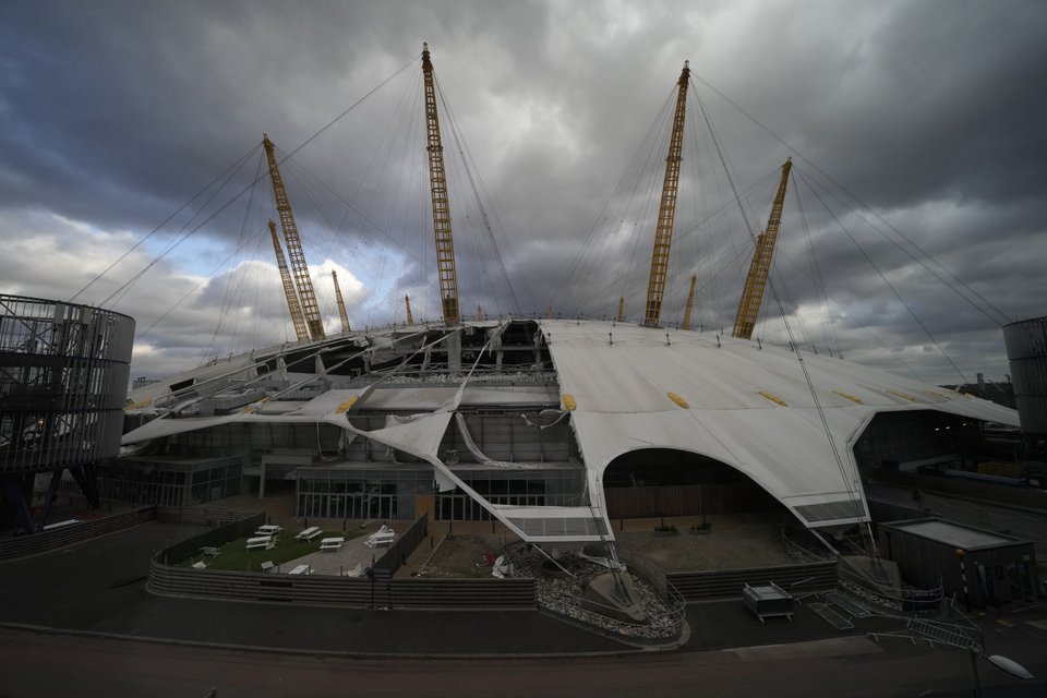Tμήμα της στέγης που καλύπτει το O2 Arena στο Λονδίνο υπέστη σοβαρές ζημιές από τους θυελλώδεις ανέμους της καταιγίδας Γιούνις