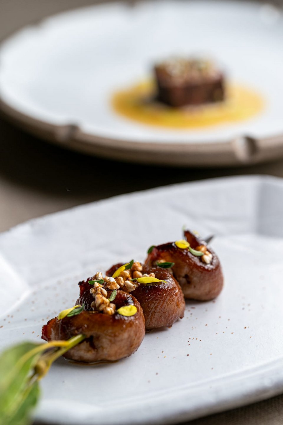 To μενού αποτελείται από 14 φάσεις, δηλαδή 14 πιάτα που σερβίρονται διαδοχικά σε μια ιεροτελεστία γεύσης  - Φωτογραφία: Yiamouris Studio