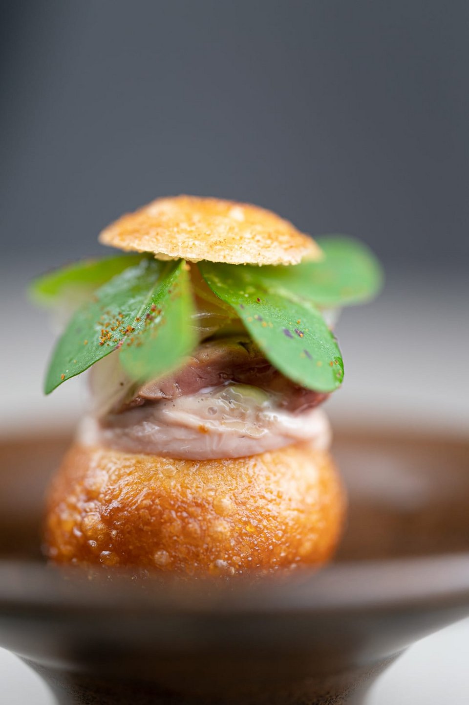 Το «Μini Burger Χελιού» είναι ένα πιάτο του Soil που έχει ήδη γίνει γνωστό στόμα με στόμα στην πόλη  - Φωτογραφία: Yiamouris Studio