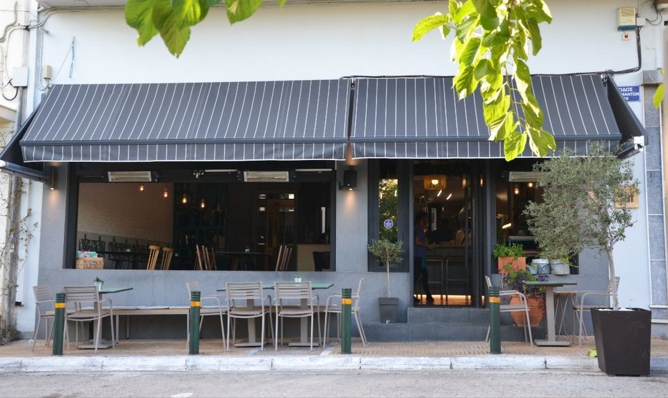 Για φαγητό στο Κουκάκι η Ευτυχία Γιαννάκη επιλέγει το Park Bench στην πλατεία - Φωτογραφία: Park Bench/Facebook