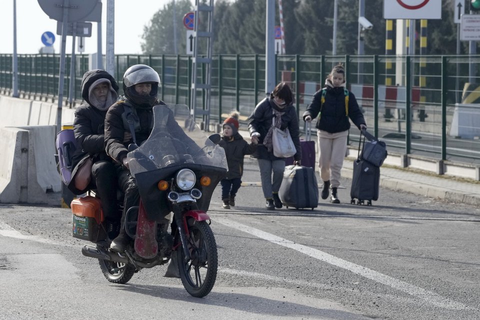 Ουκρανοί πρόσφυγες σε μεθοριακό πέρασμα στην Πολωνία