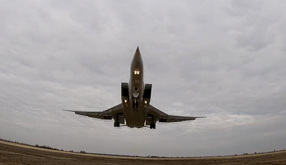 Ρωσικό βομβαρδιστικό μεγάλου βεληνεκούς Tu-22M3 περιπολεί στον εναέριο χώρο της Λευκορωσίας
