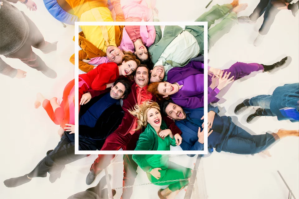 Παιζουν: Κωνσταντίνος Μαρκουλάκης, Σμαράγδα Καρύδη, Οδυσσέας Παπασπηλιόπουλος, Στεφανία Γουλιώτη, Γιώργος Χρυσοστόμου, Λένα Παπαληγούρα, Γιώργος Ψυχογυιός, Δάφνη Δαυίδ και Γιώργος Ζυγούρης