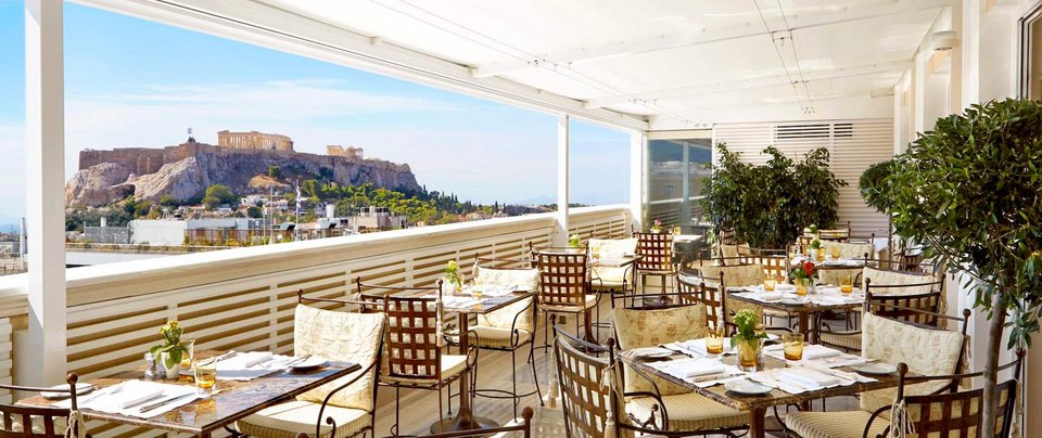 Η βεράντα του εστιατορίου Tudor Hall στο roof garden του King George Hotel - Φωτογραφία: Tudor Hall