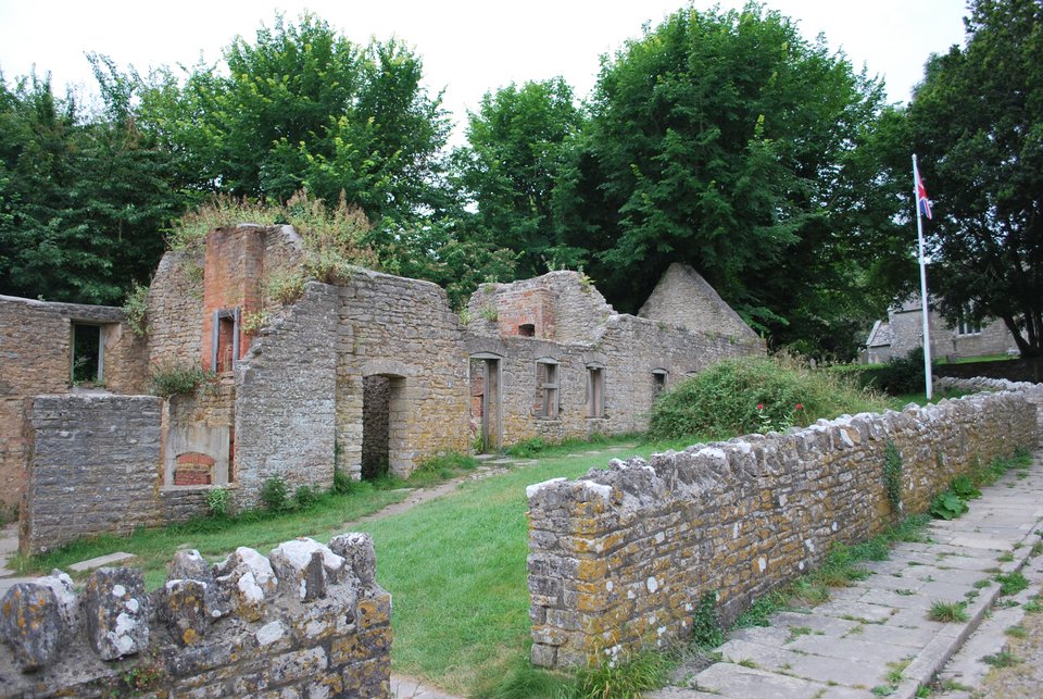 Το χωριό Dorset Tyneham εκκενώθηκε τον Νοέμβριο του 1943 και η περιοχή χρησιμοποιείται τώρα για στρατιωτική εκπαίδευση