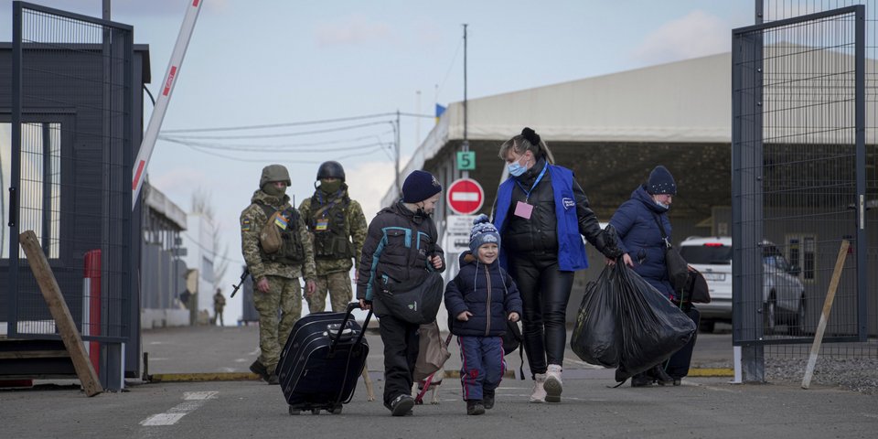 Παιδιά με τη μητέρα τους περνούν από φυλάκιο ελέγχου στην ανατολική Ουκρανία
