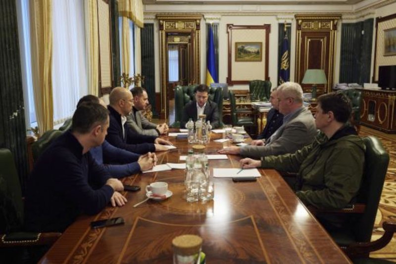 O Ουκρανός πρόεδρος Βολόντιμιρ Ζελένσκι προεδρεύει έκτακτης σύσκεψης με κυβερνητικά στελέχη και επιτελείς των τομέων άμυνας και οικονομίας