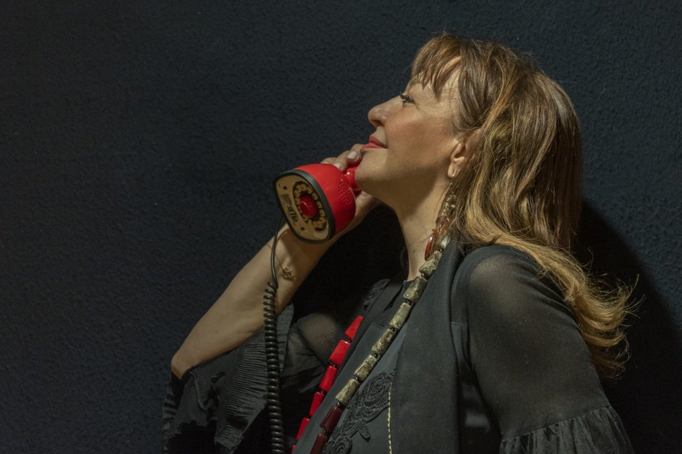 Η μεσόφωνος της ΕΛΣ Λυδία Αγγελοπούλου, με τη συνοδεία του Φρίξου Μόρτζου στο πιάνο, εξιστορεί –ως μια άλλη τσιγγάνα από τη Σεβίλλη– την προκλητική ζωή της εκρηκτικής Κάρμεν. Κάθε τηλεφώνημα είναι προσωπικό και διαρκεί περίπου 20 λεπτά.