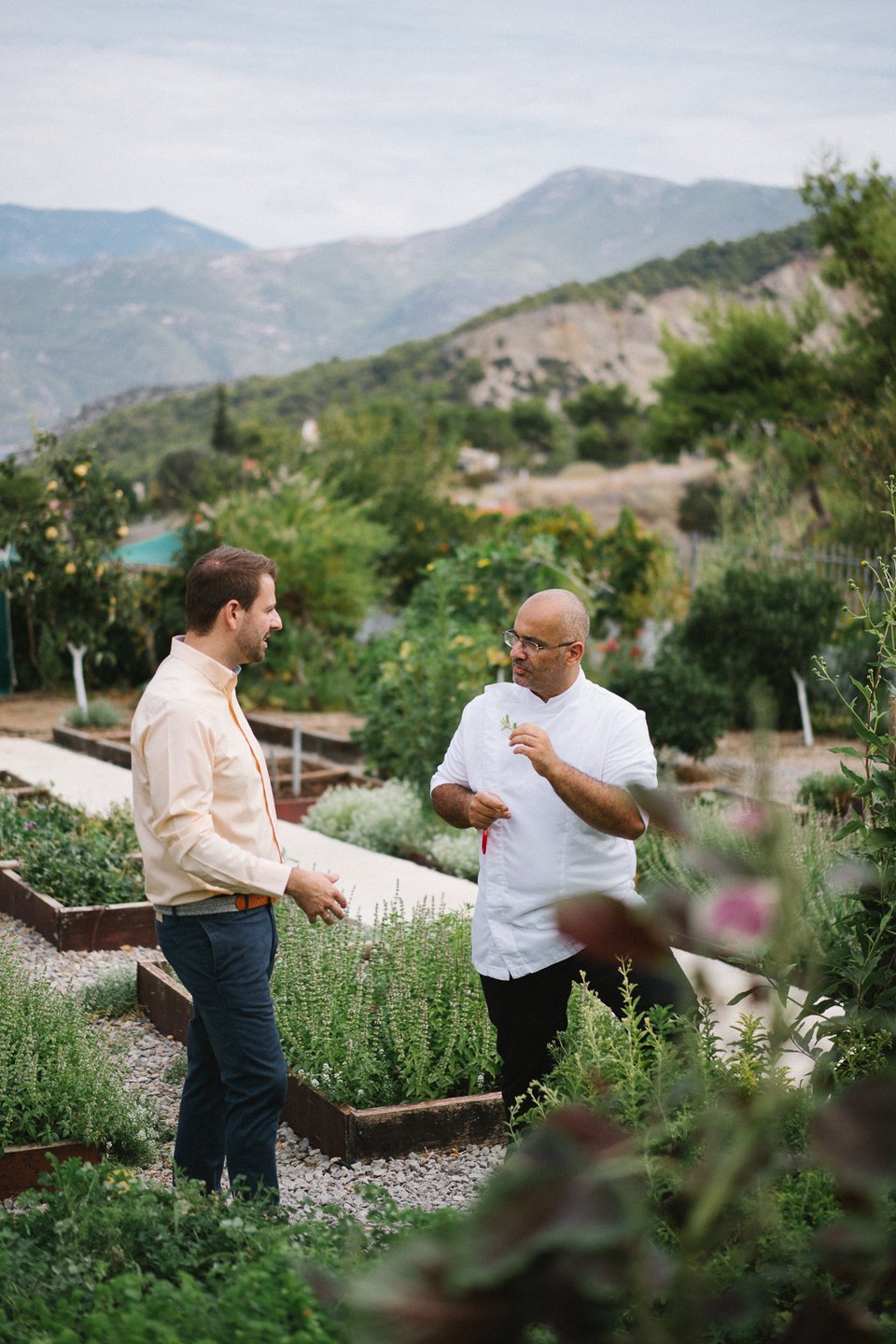 Ο Άλεξ Μουρίδης και ο σεφ Τάσος Μαντής, ιδρυτές του Soil, στη φάρμα του εστιατορίου στο Αλεποχώρι  - Φωτογραφία: Yiamouris Studio