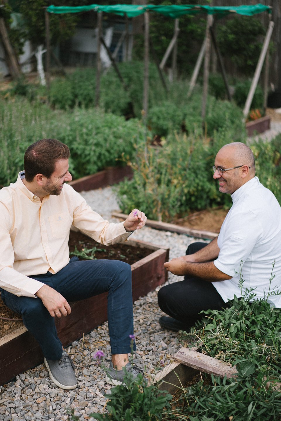 O Άλεξ Μουρίδης και ο σεφ Τάσος Μαντής στο κτήμα του Soil στο Αλεποχώρι  - Φωτογραφία: Yiamouris Studio
