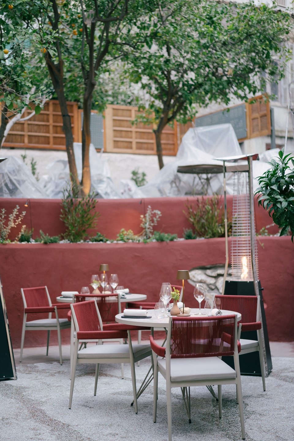 Άποψη από την εσωτερική αυλή του νεοκλασικού σπιτιού που φιλοξενεί το εστιατόριο Soil στο Παγκράτι  - Φωτογραφία: Yiamouris Studio