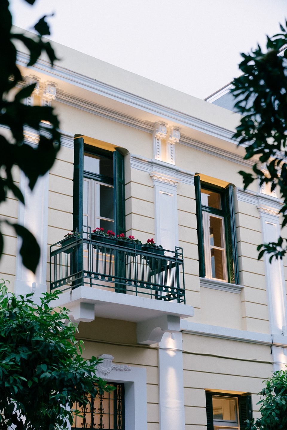 Άποψη από το νεοκλασικό κτίριο στο Παγκράτι που φιλοξενεί το εστιατόριο Soil του Τάσου Μαντή και του Άλεξ Μουρίδη - Φωτογραφία: Yiamouris Studio