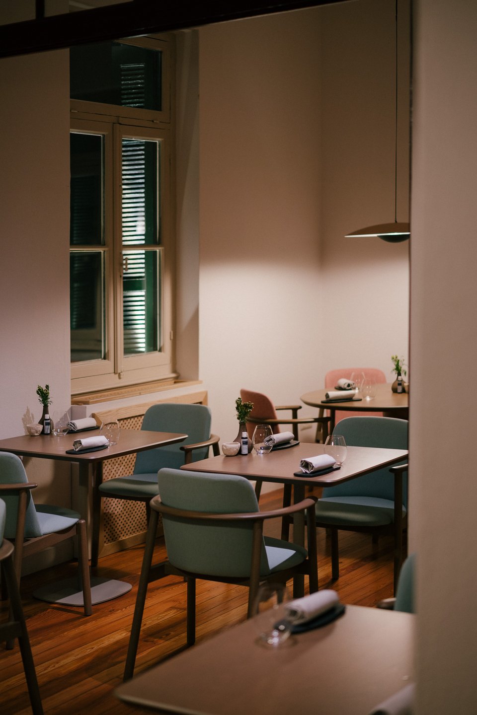 Η ατμόσφαιρα του νεοκλασικού του 1925 έχει διατηρηθεί στο εσωτερικό του εστιατορίου Soil στο Παγκράτι  - Φωτογραφία: Yiamouris Studio