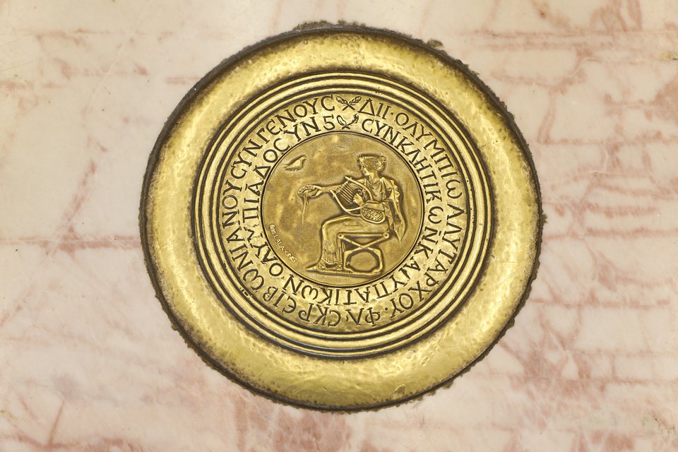  Οι δίσκοι των δαπέδων με τις μουσικές παραστάσεις από την αρχαιότητα (δωρεά του Λαλαούνη) / Γιάννης Μπουρνιάς