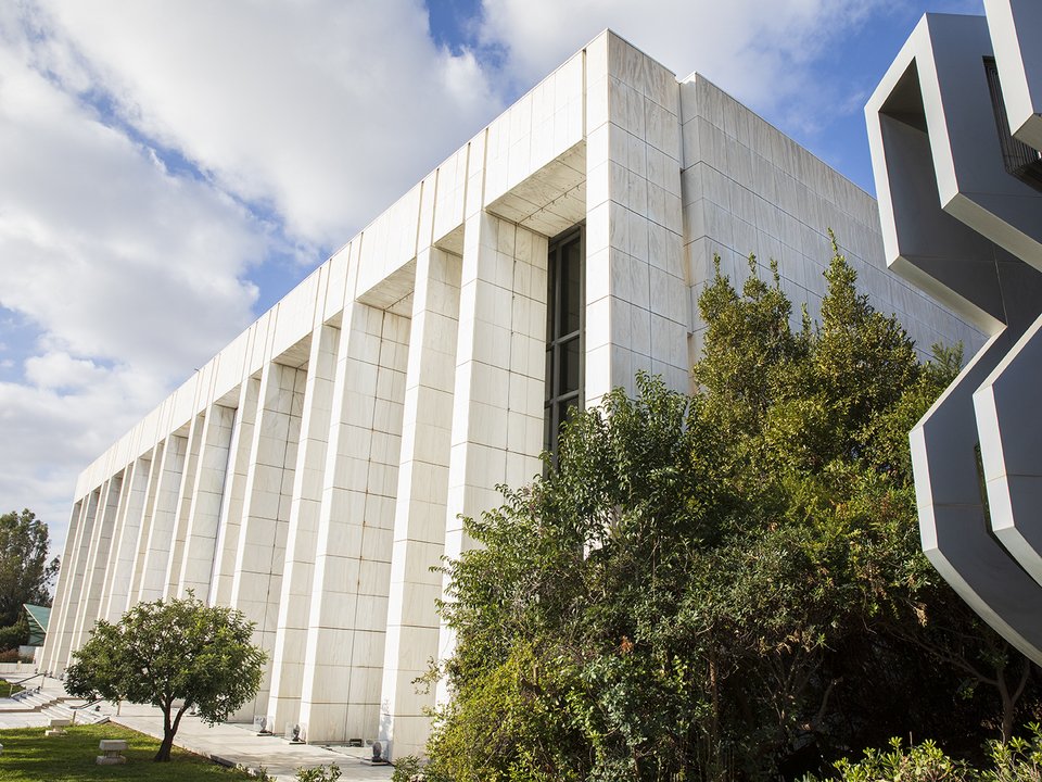Τοπόσημο της Αθήνας, το Μέγαρο της Μουσικής με το γλυπτό της Χρύσας στον κήπο / Γιάννης Μπουρνιάς