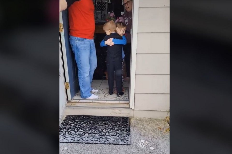 Στο τέλος, πάντως, πήρε και την αγκαλιά! 