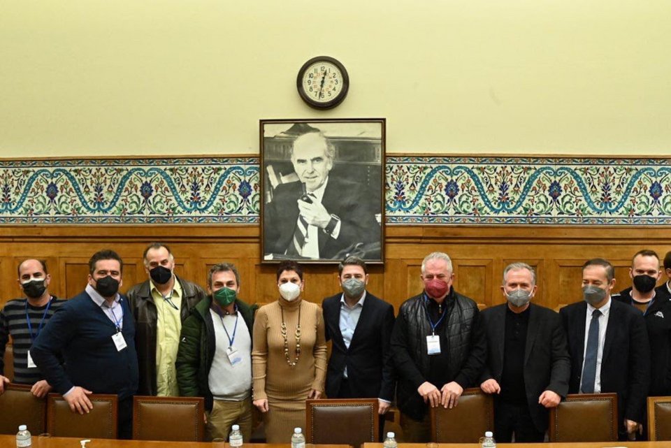 Ο Νίκος Ανδρουλάκης με τους εργαζομένους της ΛΑΡΚΟ