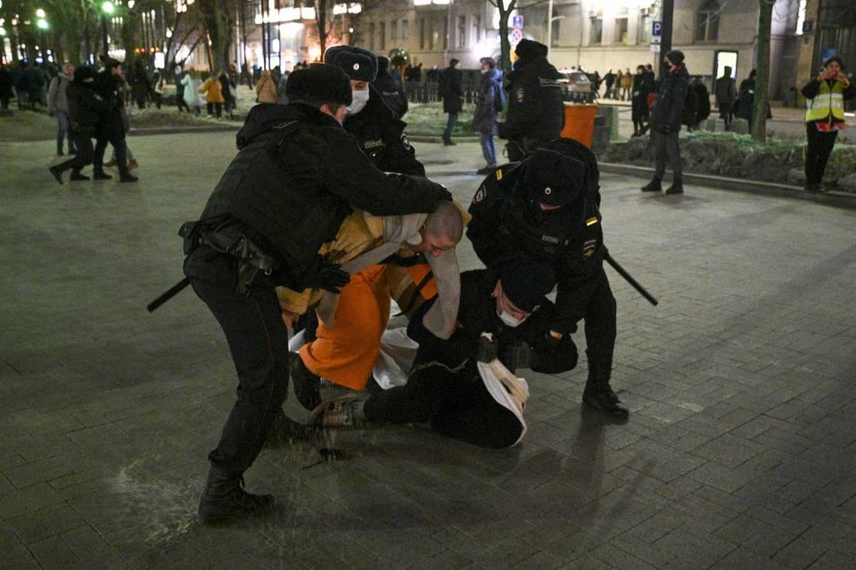 Αστυνομικοί συλλαμβάνουν άτομα στις 24 Φεβρουαρίου/ΑΡ