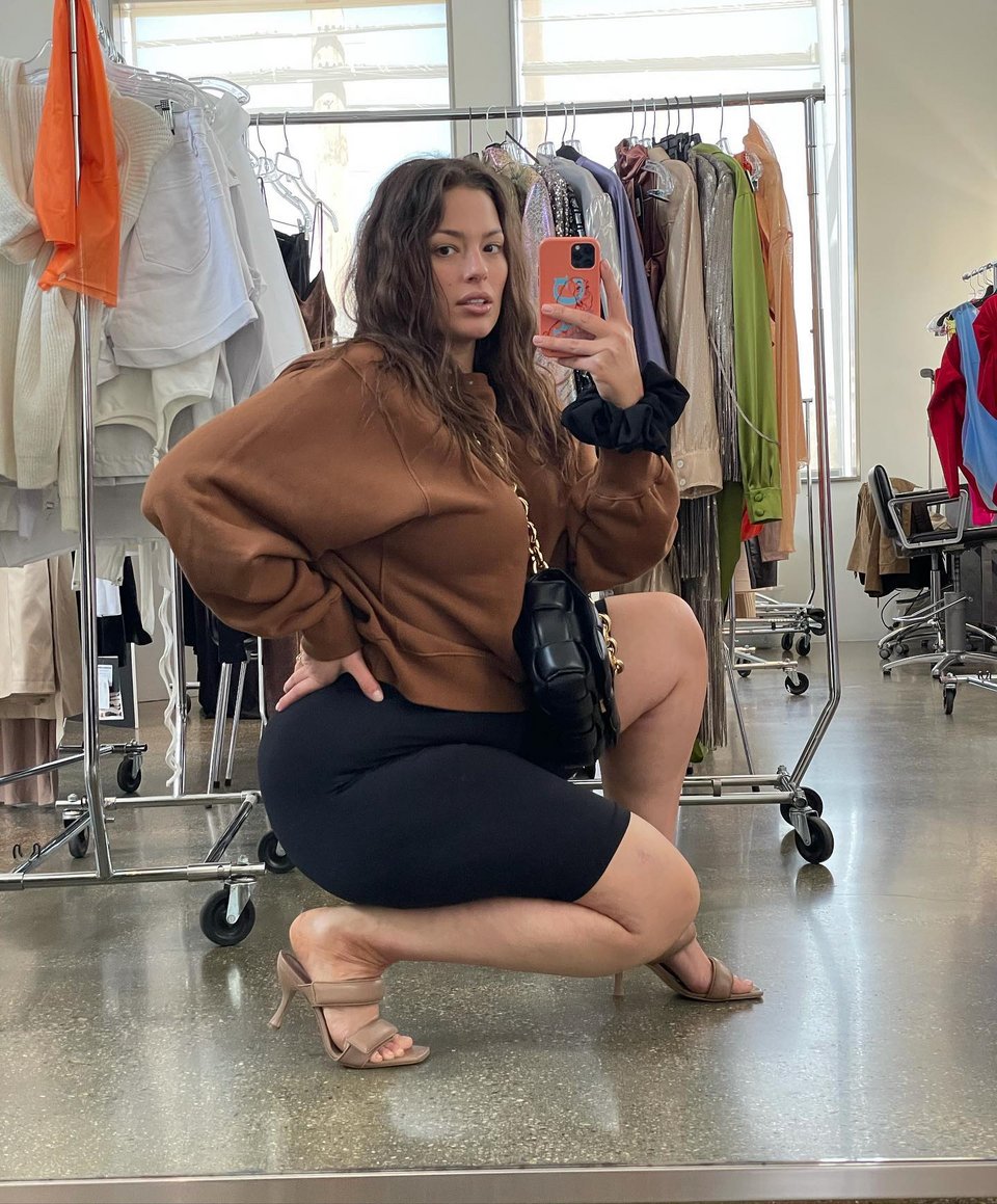 To plus size top model Ashley Graham κάνει καμπάνια κατά του body shaming στέλντοντας μέσα από το account της στα social mredia ηχηρά, σημαντικά μηνύματα κατά της κουλτούρας ωραιοποίησης του photoshop και των φίλτρων του Instagram - Φωτογραφία: @ashleygraham/Instagram