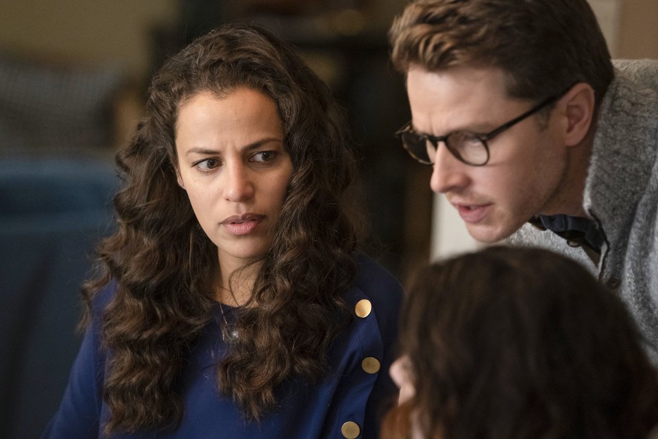 Η Athena Karkanis as Grace Stone και ο Josh Dallas ως Ben Stone στη σειρά Manifest