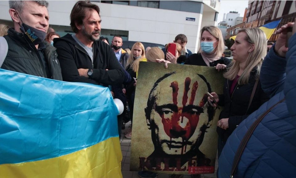 O Mπαρδέμ έξω από τη ρωσική πρεσβεία στη Μαδρίτη την Πέμπτη.