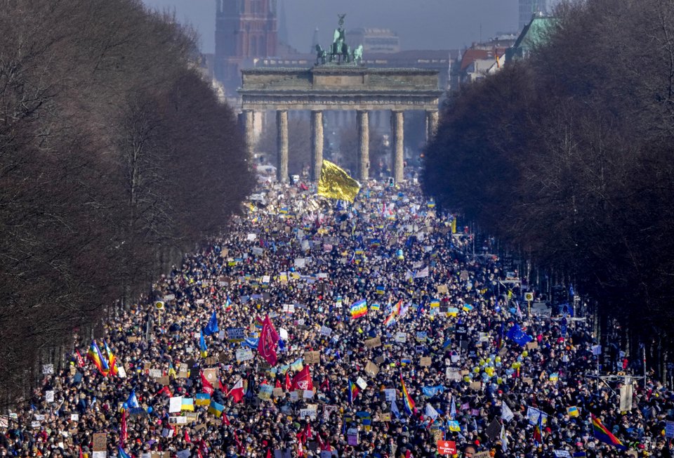 Πόλεμος στην Ουκρανία: Πάνω από 100.000 συμμετέχουν στην πορεία Αλληλεγγύης  της Ουκρανίας στο Βερολίνο - iefimerida.gr