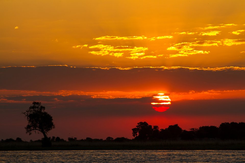 Ηλιοβασίλεμα πάνω από τον ποταμό Chobe στην Μποτσουάνα